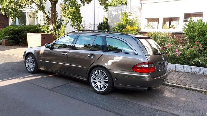 Braun Gebraucht 2008 Mercedes E320 Elegance Kombi | 4.550 € (Etwas zu teuer) - Bild 1/4