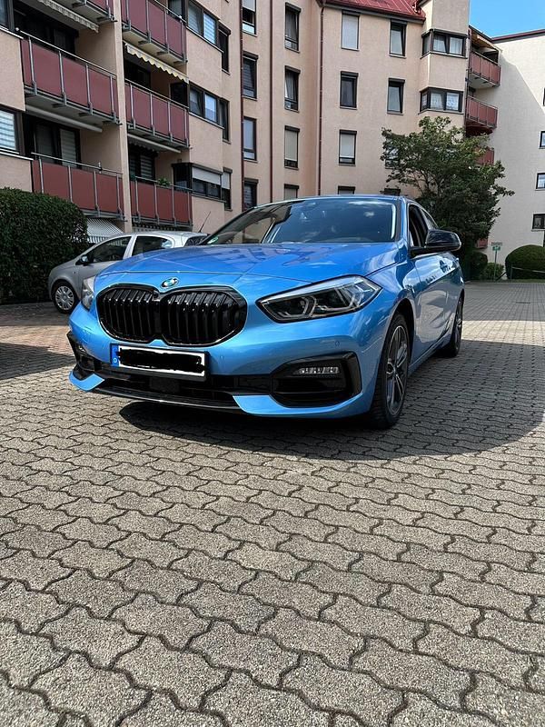 Blau Gebraucht 2020 BMW 118 Sport Line Kleinwagen | 18.400 € (Guter Preis) - Bild 1/4