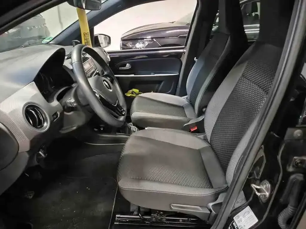 Używany VW up! Active 65 KM (47 kW) 2022 Czarny Hatchback