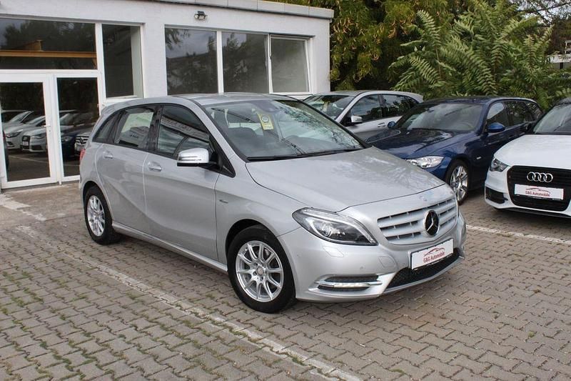 Silber Gebraucht 2012 Mercedes B200 Van / Kleinbus | 11.999 € (Guter Preis) - Bild 1/4