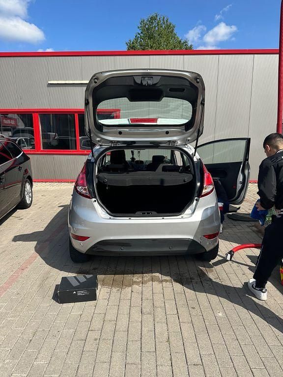 Gebraucht Ford Fiesta Titanium 101 PS (74 kW) 2014 Grau Kleinwagen