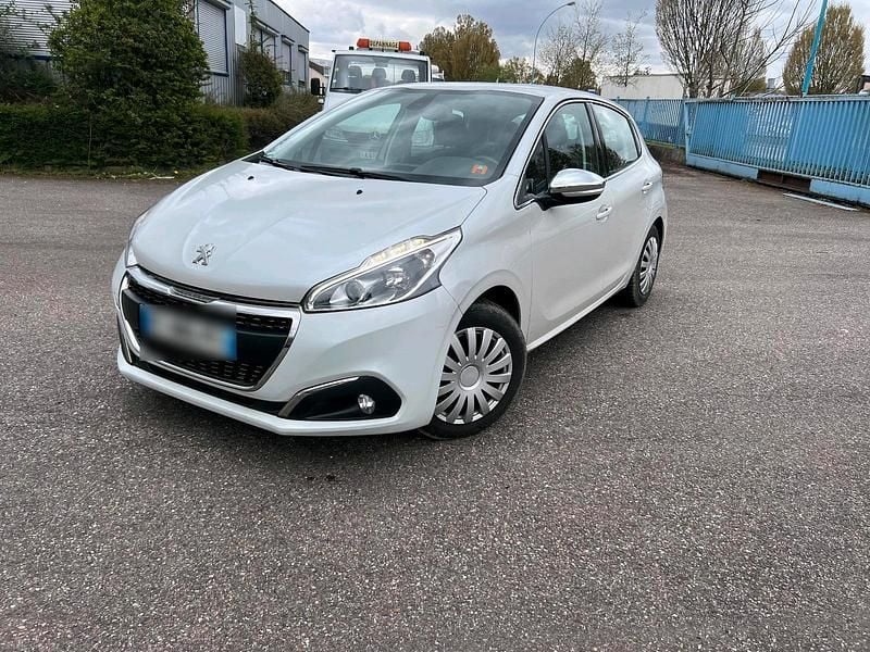 Gebraucht Peugeot 208 82 PS (60 kW) 2018 Weiß Kleinwagen