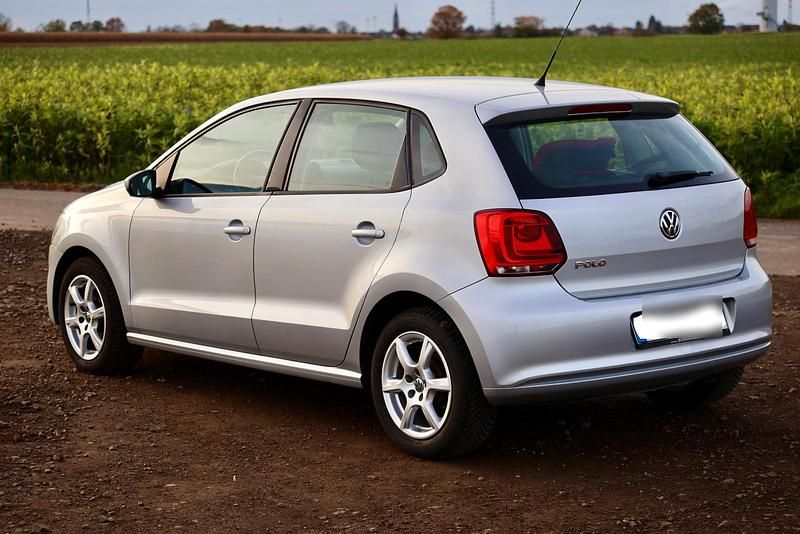 Silber Gebraucht 2010 VW Polo Limousine | 5.950 € (Etwas zu teuer) - Bild 1/4