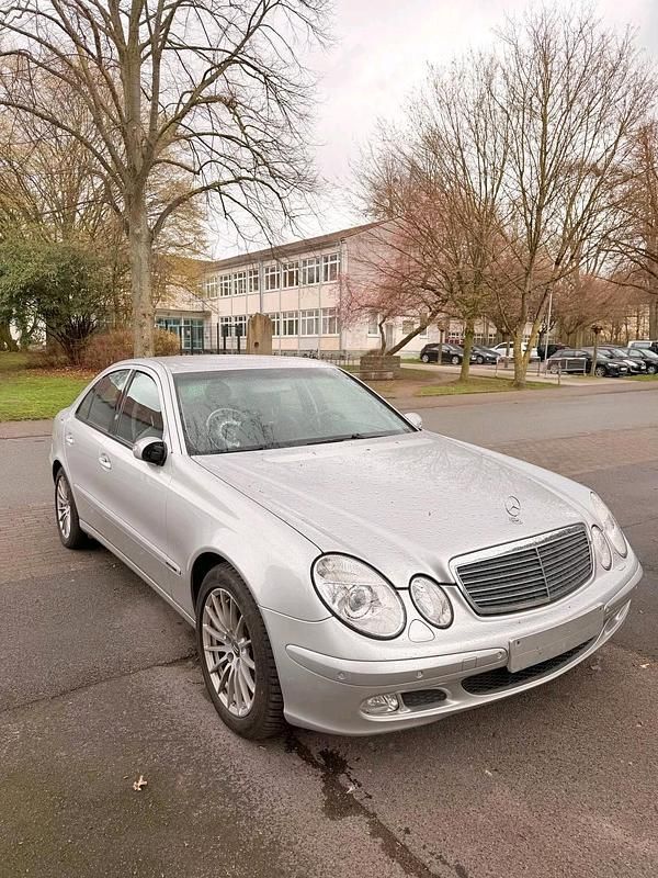 Gebraucht Mercedes E220 150 PS (110 kW) 2003 Silber Limousine