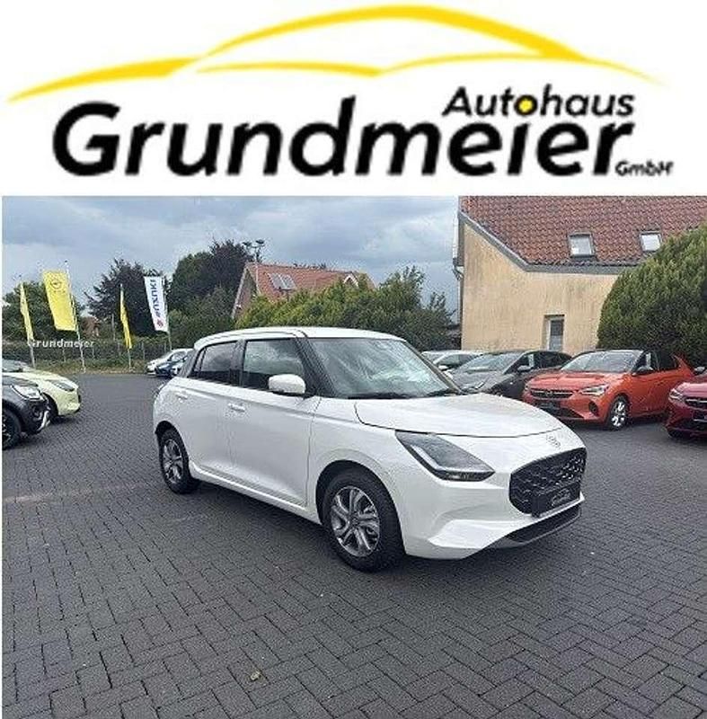 Pure white pearl metallic Neu 2024 Suzuki Swift Comfort+ Kleinwagen | 18.999 € - Bild 1/4