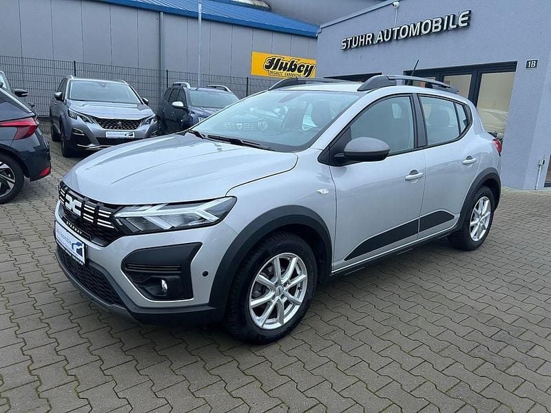 Grau Gebraucht 2023 Dacia Sandero SUV | 16.490 € (Fairer Preis) - Bild 1/1