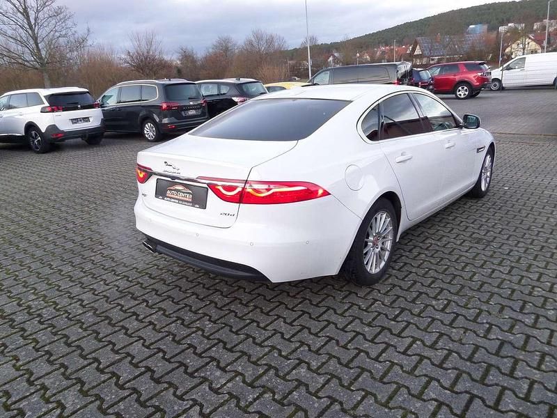 Gebraucht Jaguar XF Pure 179 PS (131 kW) 2019 Fuji white Limousine