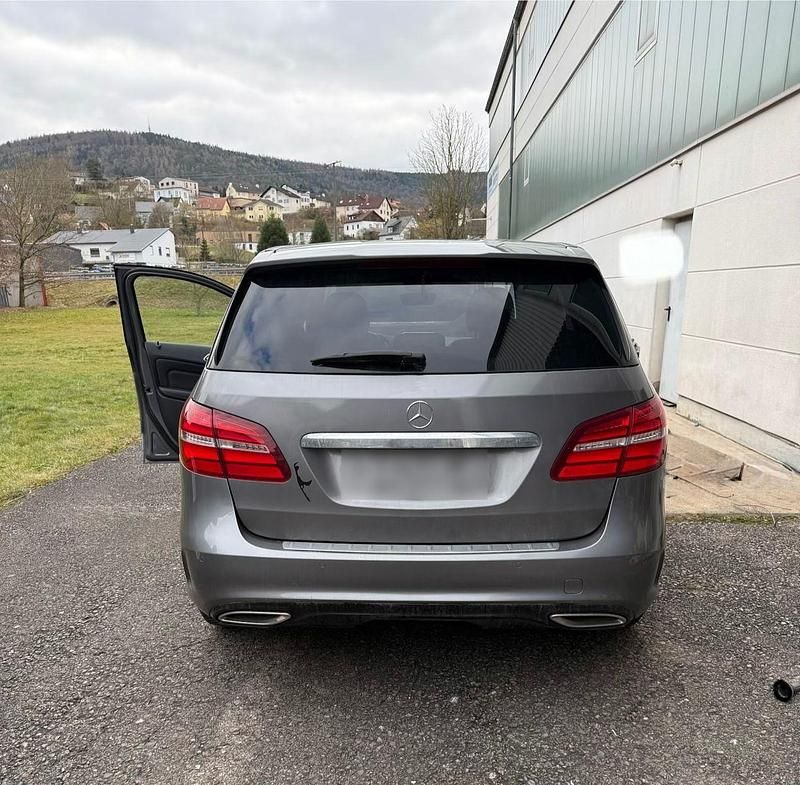 Gebraucht Mercedes B180 Edition 122 PS (89 kW) 2015 Grau Kleinwagen