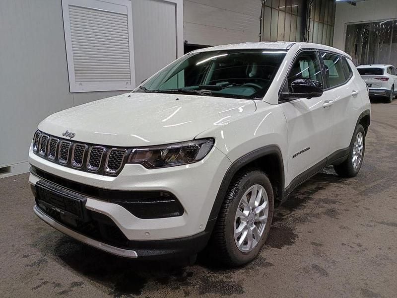 Weiß Gebraucht 2024 Jeep Compass Altitude SUV | 22.885 € (Superpreis) - Bild 1/4