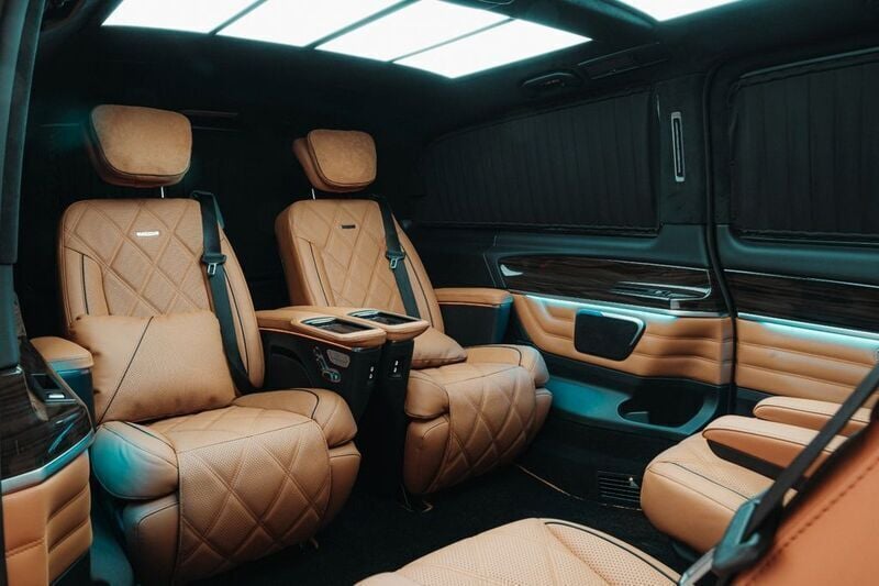 Gebraucht Mercedes V300 237 PS (174 kW) 2024 Schwarz Van / Kleinbus