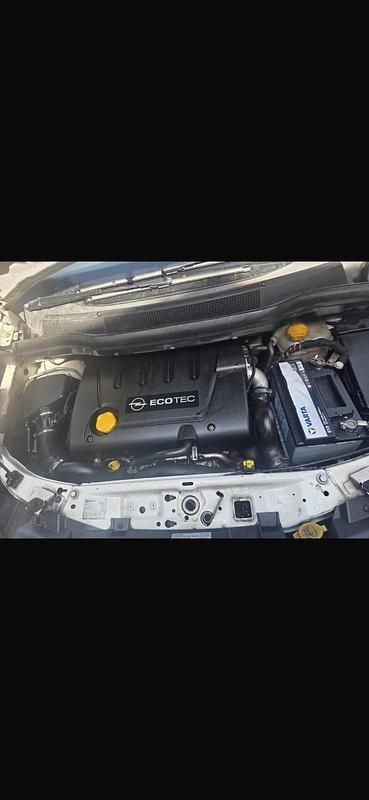 Weiß Gebraucht 2010 Opel Zafira Sport Kombi | 4.500 € (Fairer Preis) - Bild 1/4