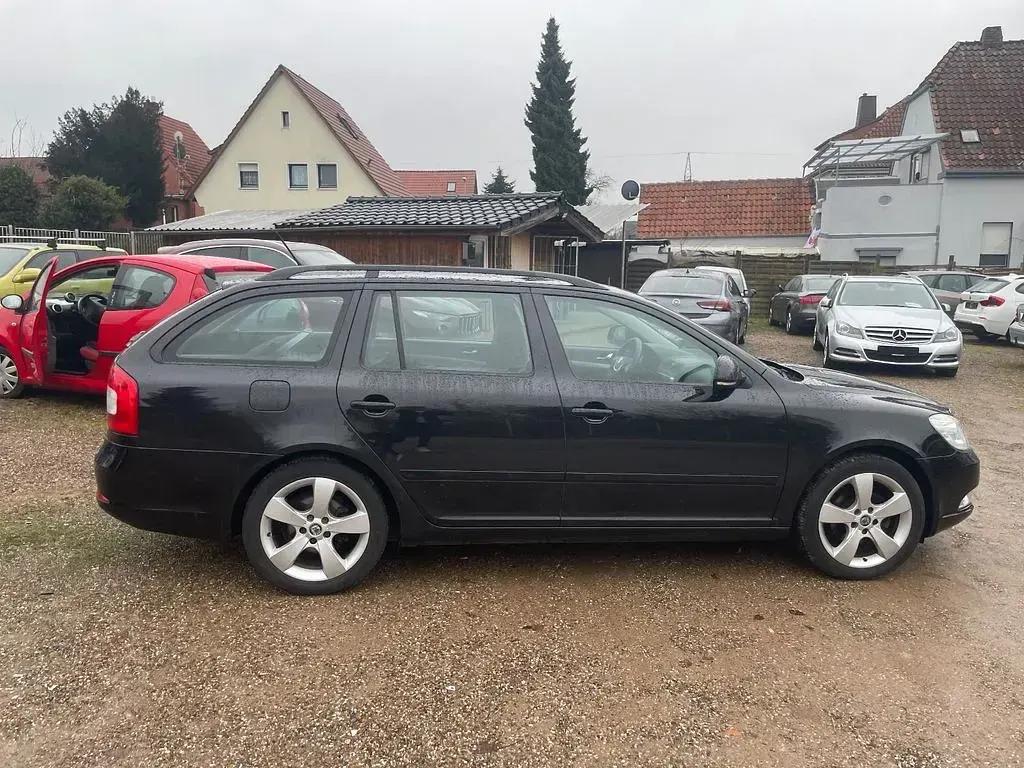 Gebraucht Skoda Octavia Ambiente 122 PS (89 kW) 2011 Schwarz Kombi