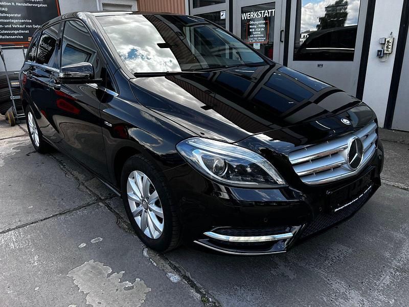 Gebraucht Mercedes B180 122 PS (89 kW) 2012 Schwarz Van / Kleinbus