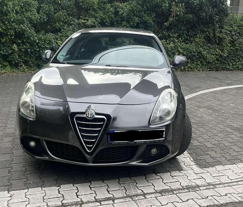 Braun Gebraucht 2012 Alfa Romeo Giulietta Turismo Limousine | 3.699 € (Fairer Preis) - Bild 1/4