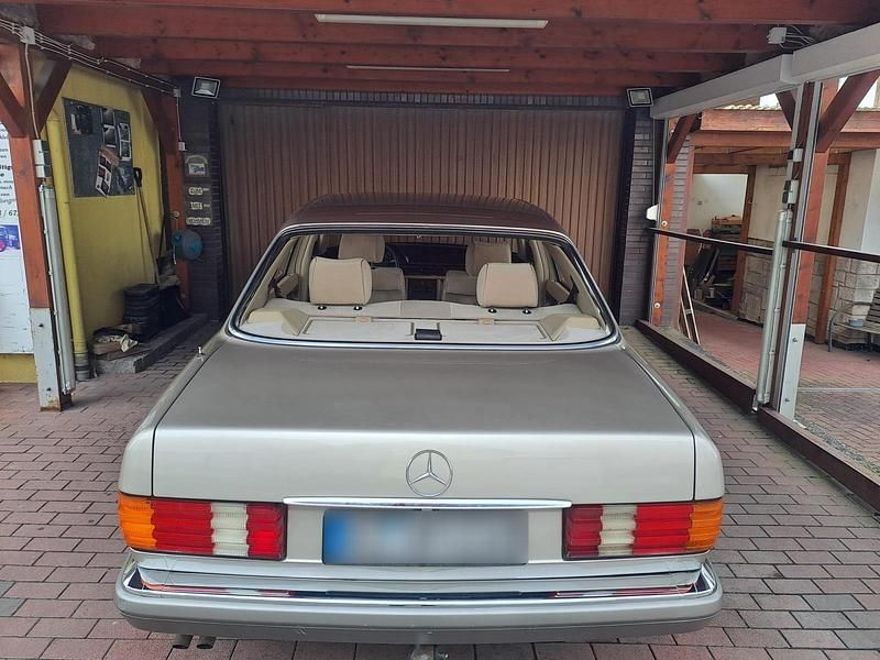 Second-hand Mercedes E300 180 CP (132 kW) 1990 Auriu Berlinǎ