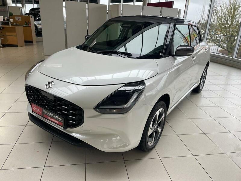 Pure white pearl Neu 2025 Suzuki Swift Comfort Kleinwagen | 22.490 € - Bild 1/4