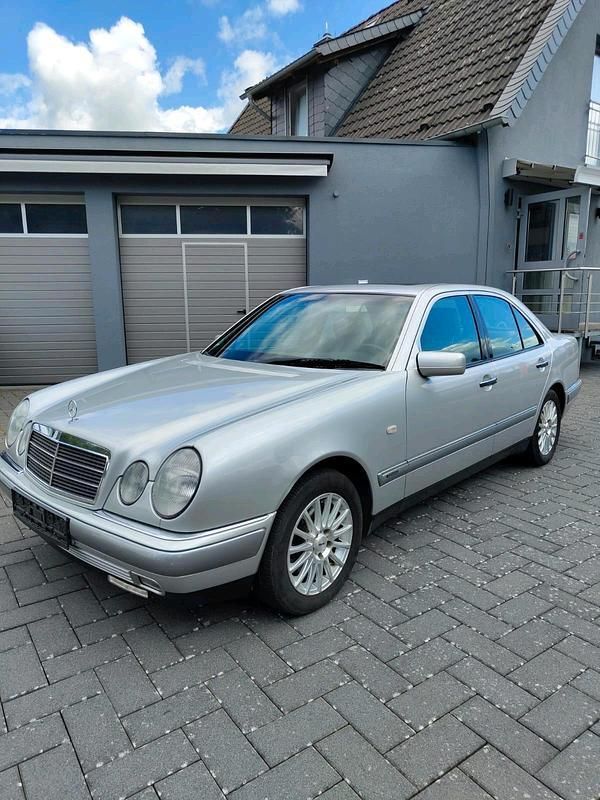 Silber Gebraucht 1997 Mercedes E280 Limousine | 9.999 € - Bild 1/4