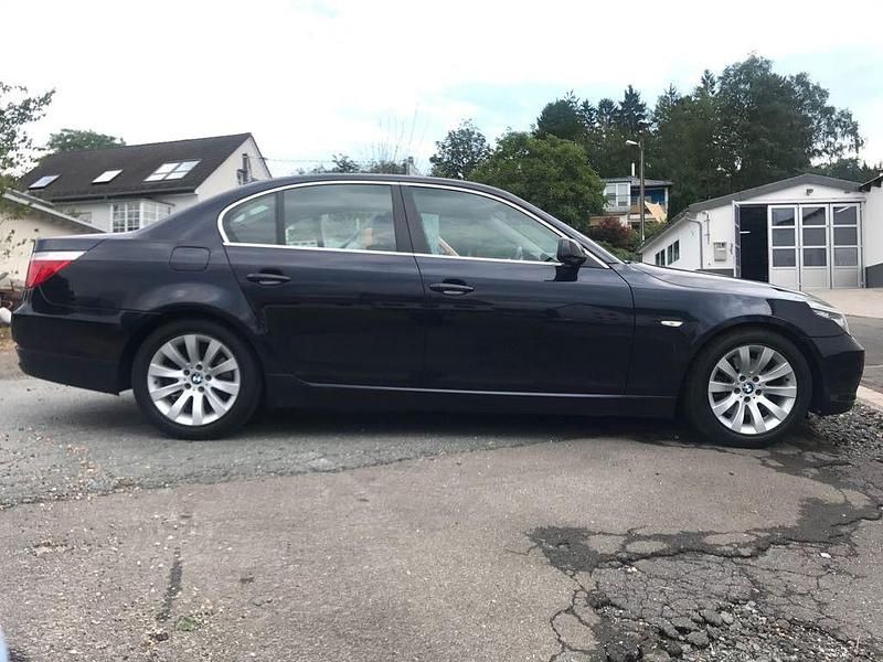 Gebraucht BMW 523 Exclusive 190 PS (139 kW) 2008 Blau Limousine