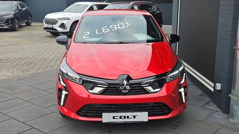 Neu Mitsubishi Colt Select 91 PS (66 kW) 2025 Rot Limousine