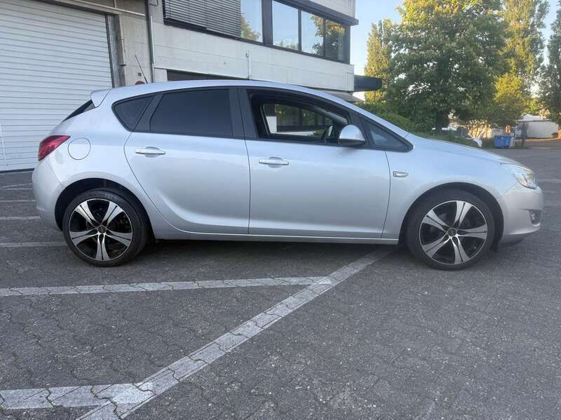 Argon silber/ice silver (m2) Gebraucht 2010 Opel Astra Edition Kleinwagen | 3.250 € (Fairer Preis) - Bild 1/4