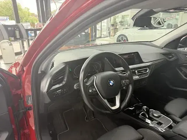 Gebraucht BMW 120 Sport Line 178 PS (130 kW) 2022 Melbournerot metallic Limousine