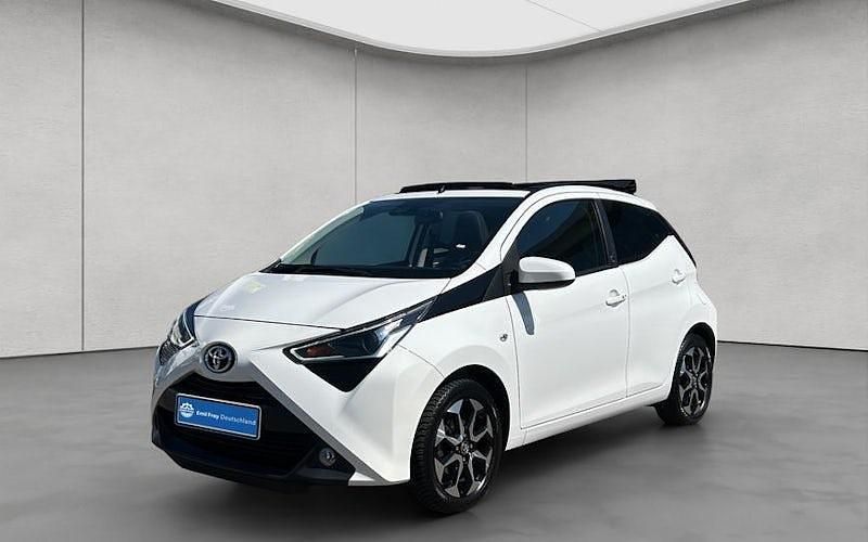 Weiß Gebraucht 2021 Toyota Aygo Team Kleinwagen | 12.460 € (Etwas zu teuer) - Bild 1/4