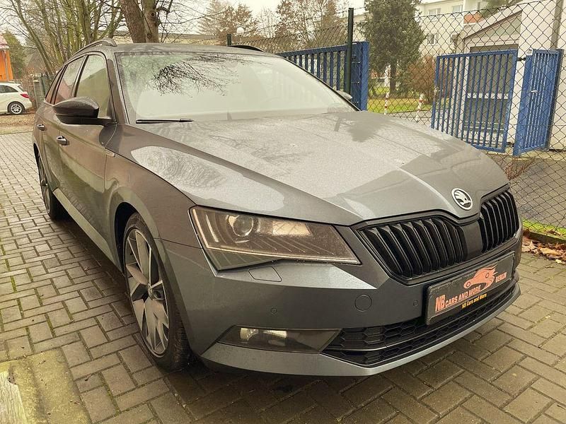 Grau Gebraucht 2018 Skoda Superb SportLine Kombi | 21.990 € (Fairer Preis) - Bild 1/4