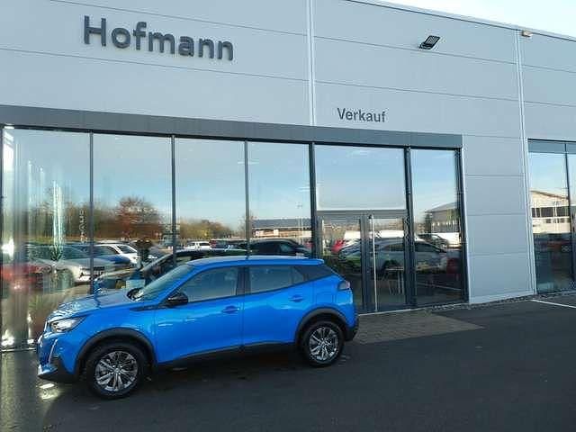 Blau/typ metallic drei schichten (metallic) Gebraucht 2022 Peugeot e-2008 Active SUV | 16.950 € (Superpreis) - Bild 1/4