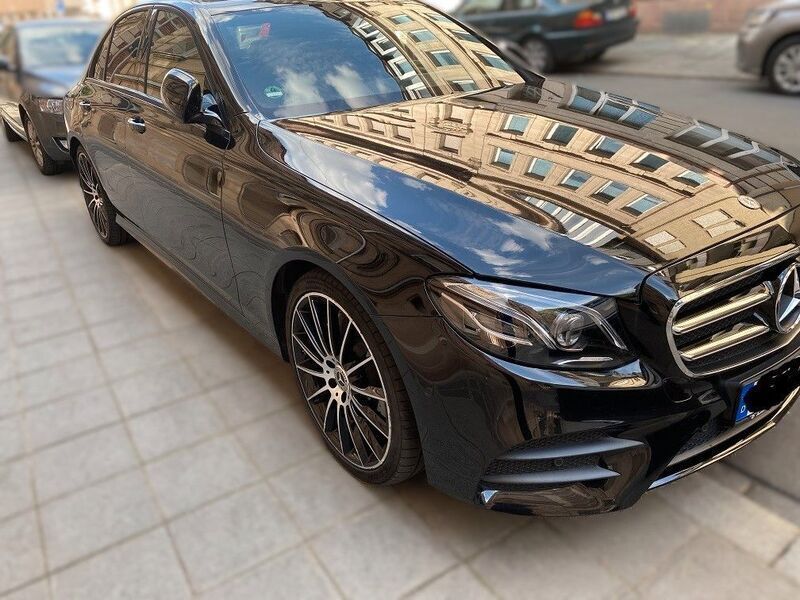 Schwarz Gebraucht 2017 Mercedes E250 AMG line Limousine | 25.900 € (Fairer Preis) - Bild 1/4