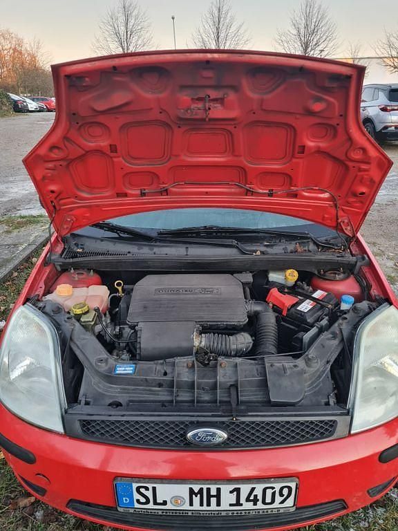 Gebraucht Ford Fiesta 60 PS (44 kW) 2005 Rot Limousine