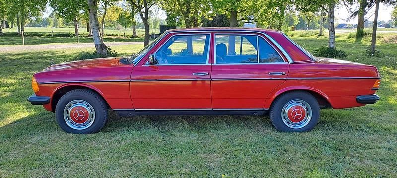 Rot Gebraucht 1982 Mercedes 200 Limousine | 27.500 € - Bild 1/4