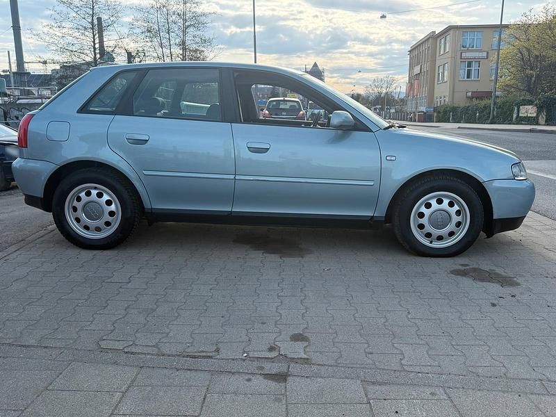 Używany Audi A3 Design 101 KM (74 kW) 2001 Niebieski Hatchback