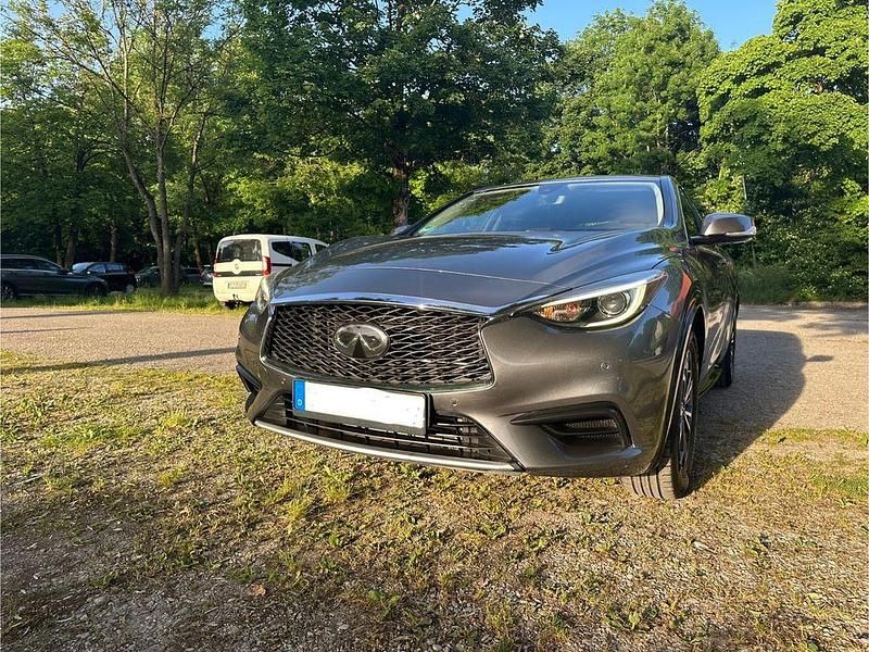Grau Gebraucht 2016 Infiniti Q30 Limousine | 10.999 € - Bild 1/4