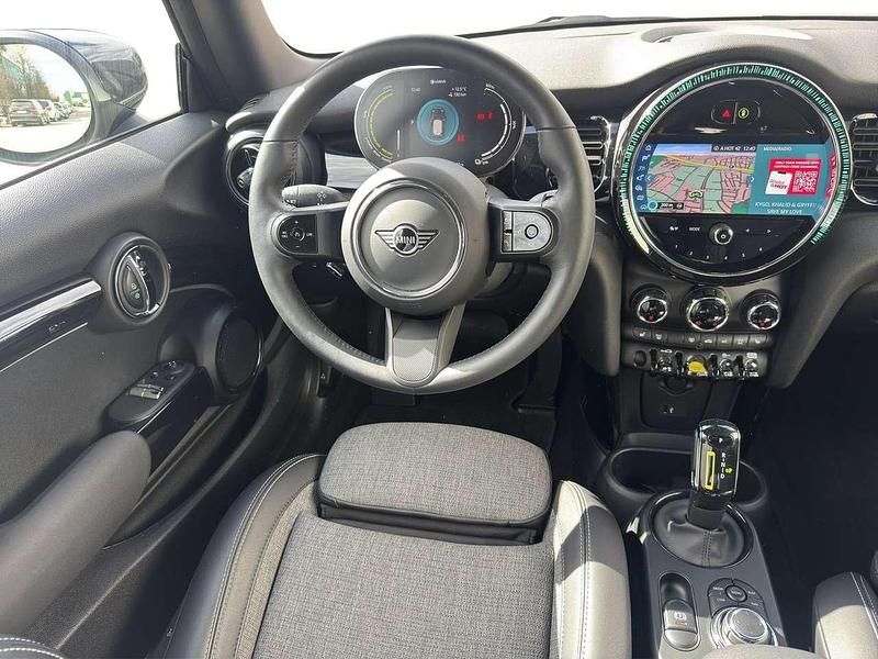 Gebraucht Mini Cooper SE 135 kW (184 PS) 2023 Midnight black metallic Kleinwagen