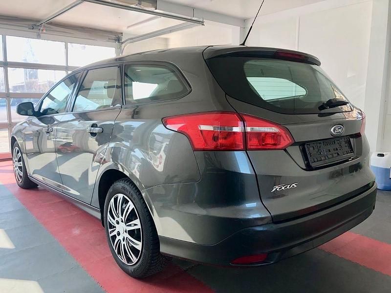 Gebraucht Ford Focus Trend 120 PS (88 kW) 2016 Grau Limousine