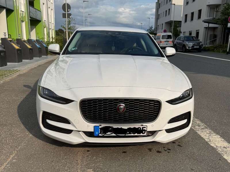 Weiß Gebraucht 2019 Jaguar XE Limousine | 22.000 € (Guter Preis) - Bild 1/4