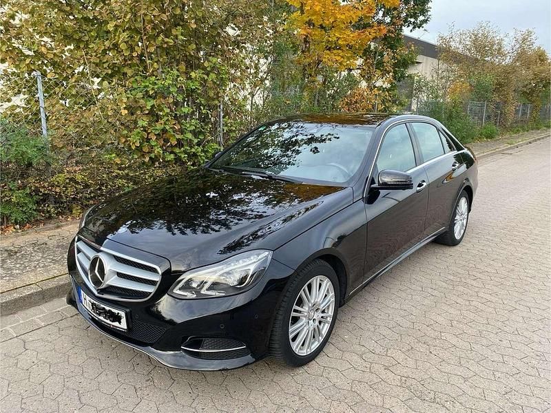 Schwarz Gebraucht 2015 Mercedes E220 Limousine | 19.500 € (Teuer) - Bild 1/4