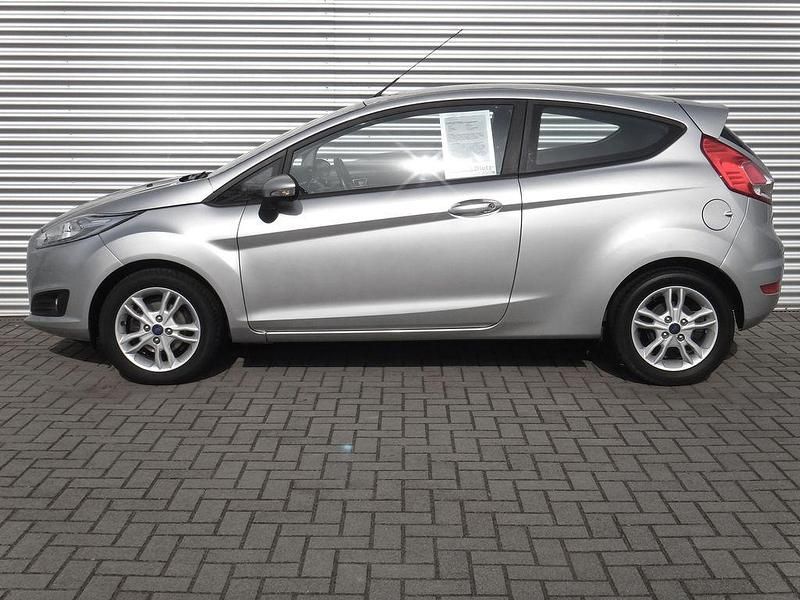 Gebraucht Ford Fiesta 80 PS (58 kW) 2016 Silber (metallic) Kleinwagen