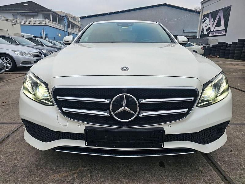 Gebraucht Mercedes E300 194 PS (142 kW) 2019 Weiß Limousine