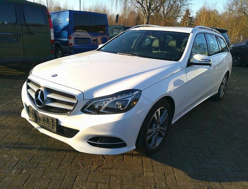 Weiß Gebraucht 2013 Mercedes E200 Kombi | 12.900 € (Guter Preis) - Bild 1/4