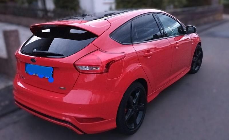 Gebraucht Ford Focus ST-Line 182 PS (133 kW) 2018 Rot Limousine