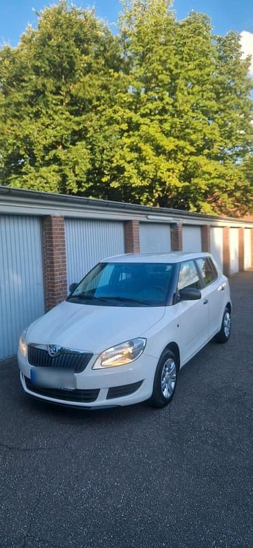 Weiß Gebraucht 2014 Skoda Fabia Kleinwagen | 2.900 € - Bild 1/4