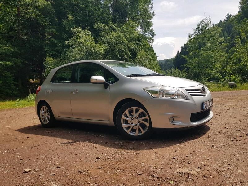 Grau Gebraucht 2011 Toyota Auris Limousine | 5.500 € (Etwas zu teuer) - Bild 1/4