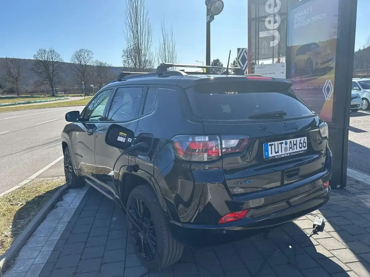 Käytetty Jeep Compass 179 HP (131 kW) 2023 Musta Katumaasturi