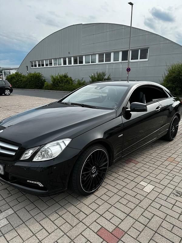 Gebraucht Mercedes E350 292 PS (214 kW) 2009 Schwarz Coupé