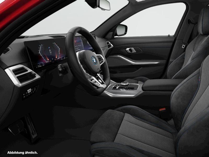 Gebraucht BMW 330e Comfort Edition 292 PS (214 kW) 2025 Fire red metallic Kombi