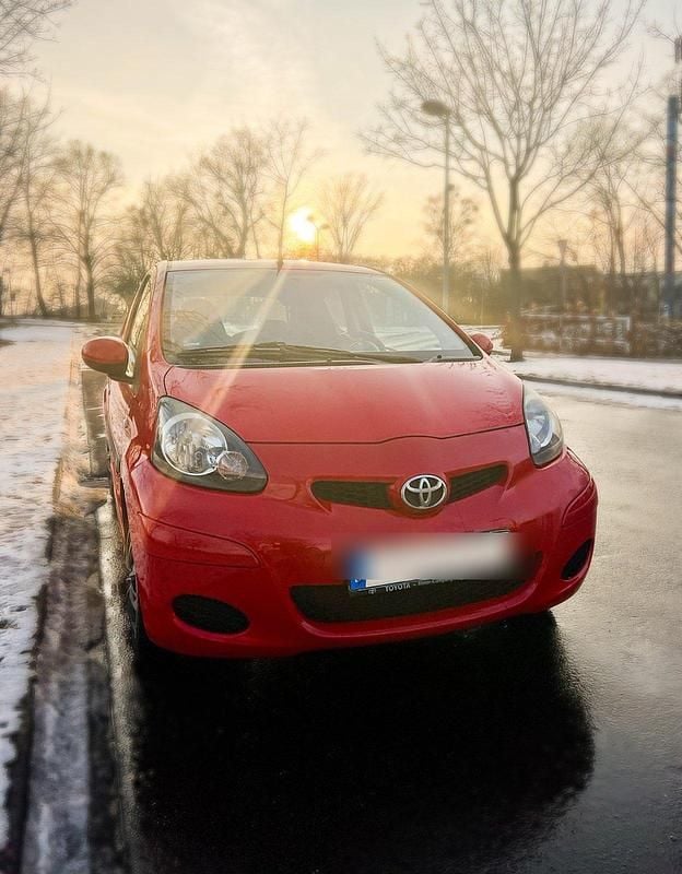 Gebraucht Toyota Aygo 65 PS (47 kW) 2009 Rot Kleinwagen