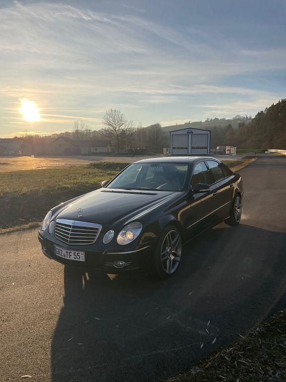 Schwarz Gebraucht 2006 Mercedes E500 Avantgarde Limousine | 13.900 € (Fairer Preis) - Bild 1/4