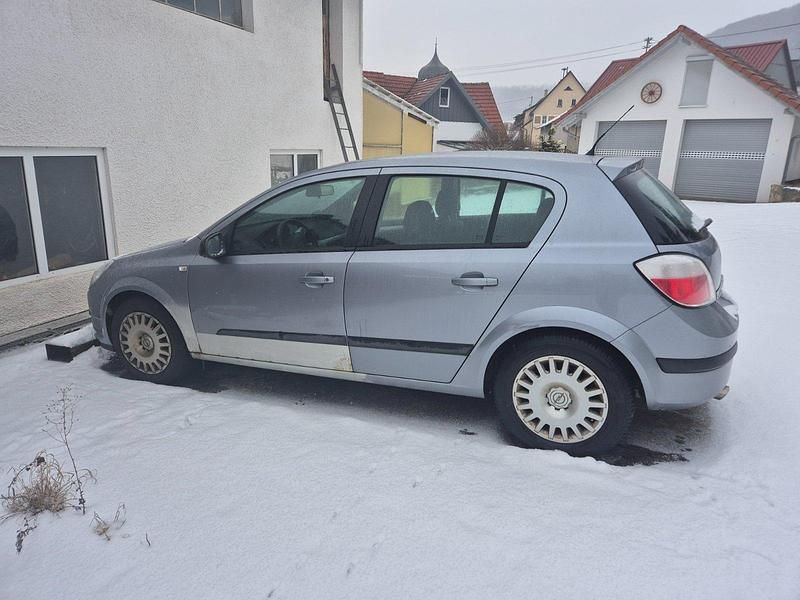 Grau Gebraucht 2004 Opel Astra Kombi | 500 € (Superpreis) - Bild 1/4