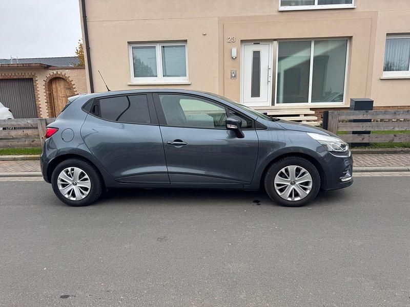 Grau Gebraucht 2018 Renault Clio IV Kleinwagen | 8.990 € (Fairer Preis) - Bild 1/4